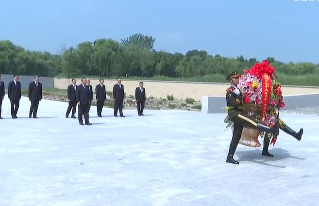 李強向唐山大地震罹難同胞敬獻花籃。央視新聞聯播