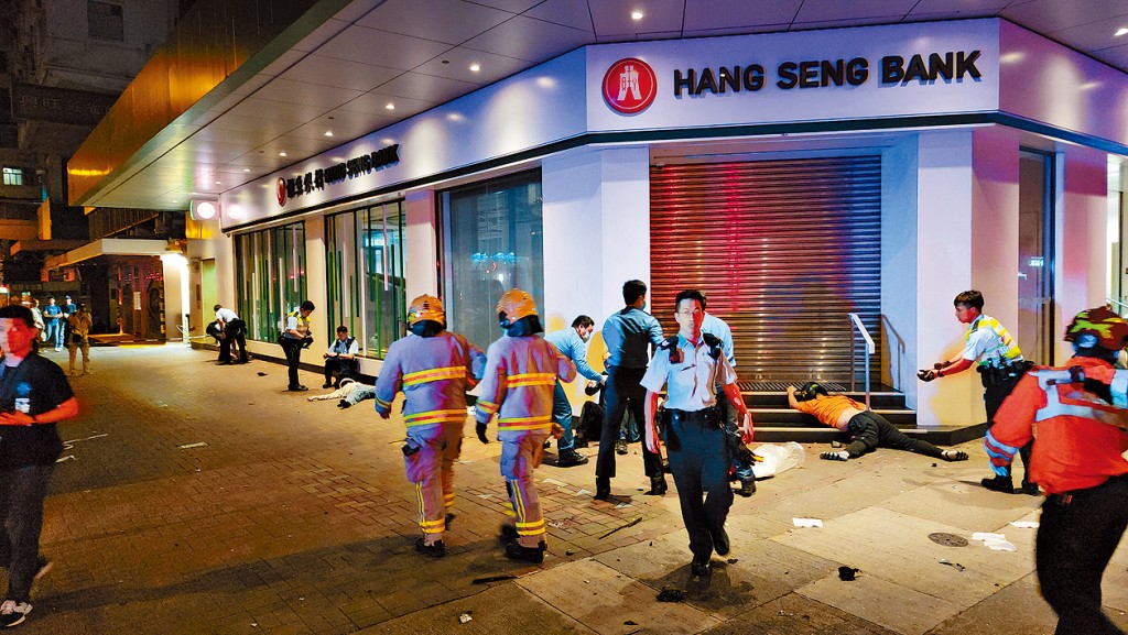 铁骑士与女乘客被撞飞至行人路，均告不治。