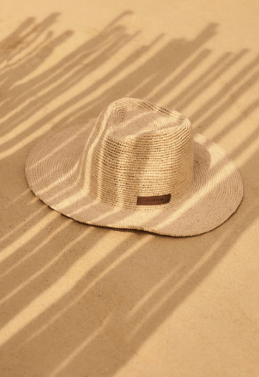 精心编织的拉菲草太阳帽体现了自然、轻松的优雅。