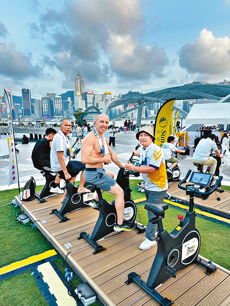 有旅客無懼炎夏高溫，完成10 公里騎行挑戰，以實際行動力撐香港盛事。