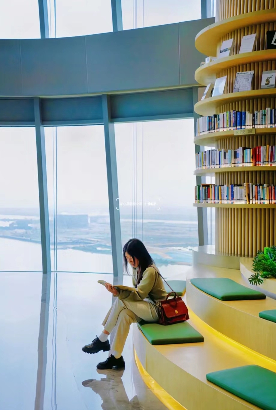 广州文青阅读好去处2024｜4. 南沙空中图书　馆内设有阅读藏书区、阶梯阅读区、连廊阅读区、文化展示区等。（图片来源：小红书）