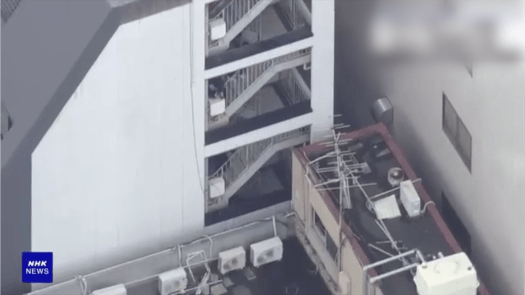 死者疑冒險逃走，跳到旁邊大廈時跌死。 NHK