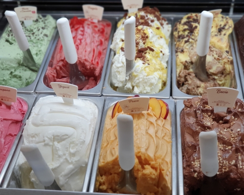 雪糕屬於高脂肪含量食物,若再加上朱古力、餅乾等配料,會令人攝取更高的卡路里。( Lama Roscu / Unsplash)