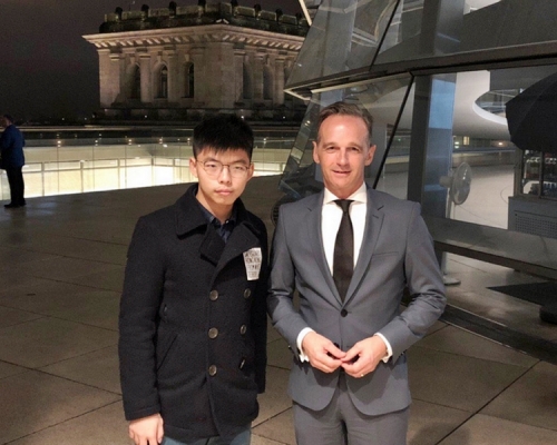 外交部斥黃之鋒(左)乞求外國干預中國內部事務,無資格說三道四。黃之鋒Twitter圖片