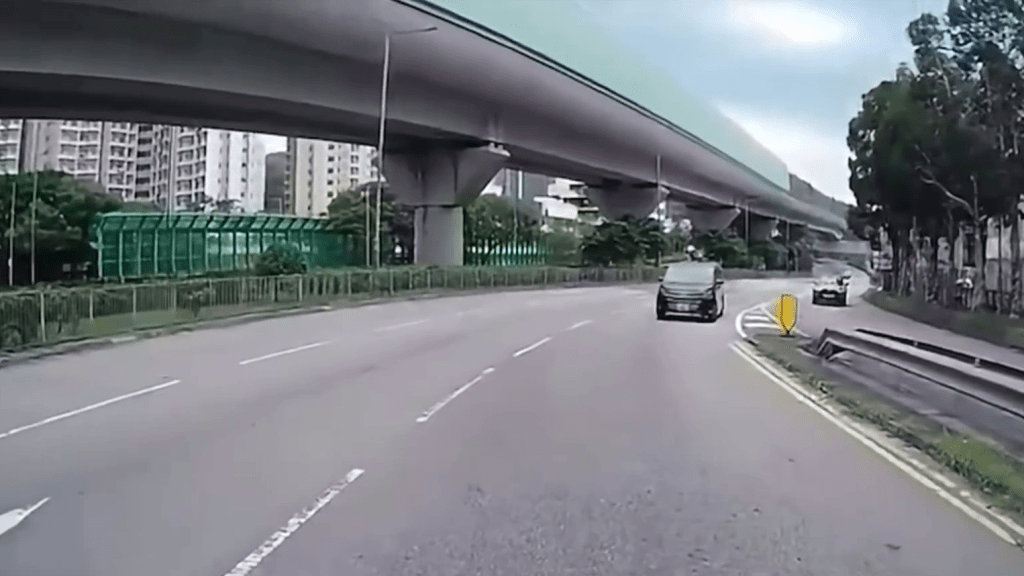 七人車及SUV分別沿西沙路左二線及左一線行駛。FB:Cheung Kitko@車Cam L(香港群組) 七人車及SUV分別沿西沙路左二線及左一線行駛。FB:Cheung Kitko@車Cam L(香港群組)