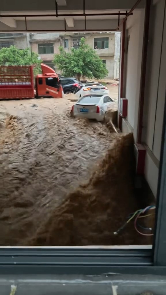有車輛被洪水沖入建築物地庫位置。抖音@扮演紳士 有車輛被洪水沖入建築物地庫位置。抖音@扮演紳士