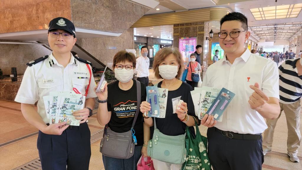 东九龙总区指挥官罗越荣博士向市民派发防骗及反恐宣传单张与防罪小礼品。