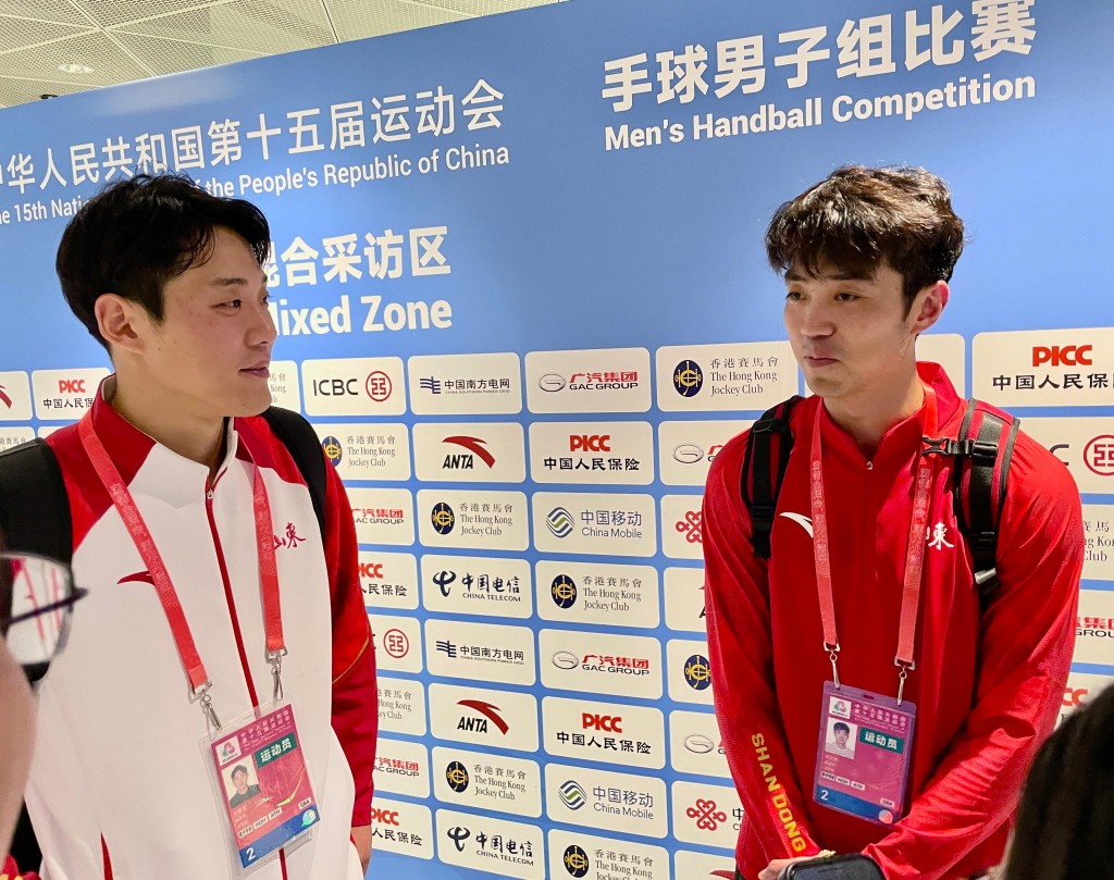 山東隊的黃天賜（右）賽後在混合區談感受。徐嘉華攝
