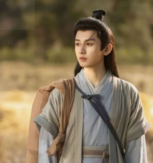 成毅出演劇集《琉璃》走紅，有古裝男神之稱。微博