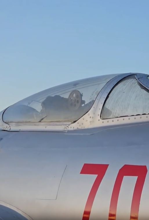 殲-6將飛行員座椅拆去改裝成無人機。微博