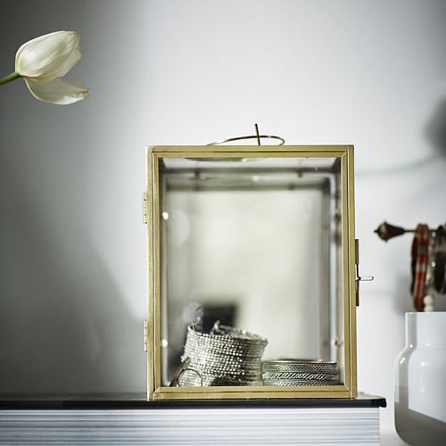 2 BOMARKEN金色立體畫框，放置愛侶喜歡的物件時，透過鏡子會產生反射，可懸掛或座檯、垂直或橫放。(A)