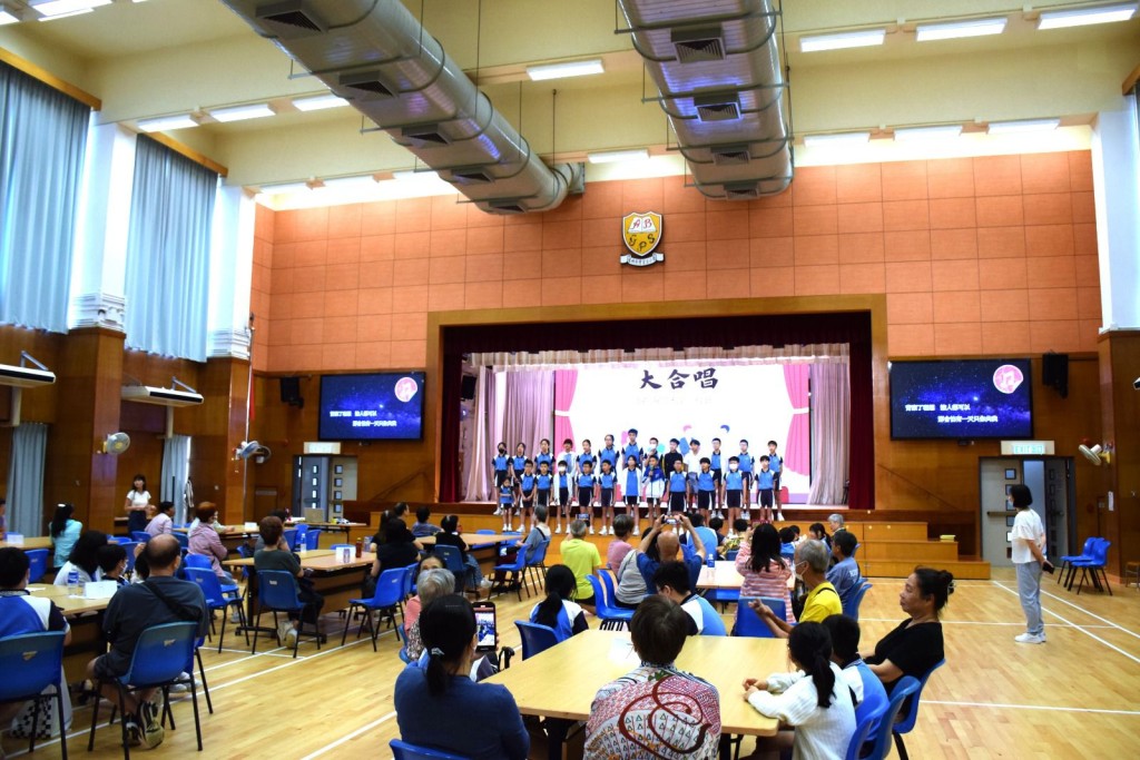 該小學讓五年級學生舉辦「歡樂在愛官」老友派對,邀請約100位長者出席。 該小學讓五年級學生舉辦「歡樂在愛官」老友派對,邀請約100位長者出席。