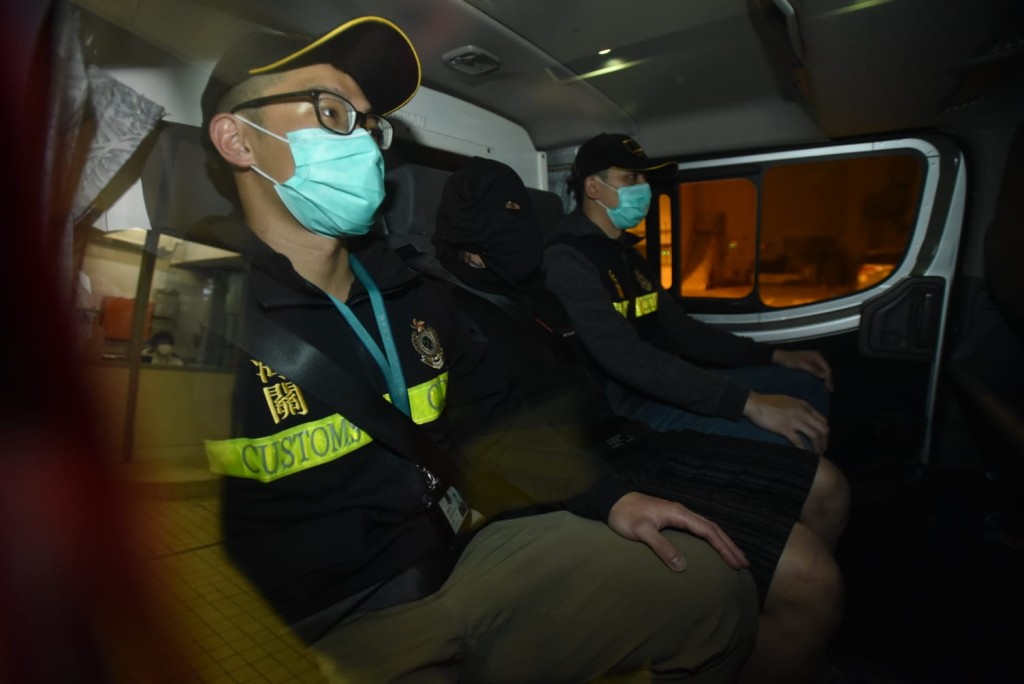 海關拘捕男子