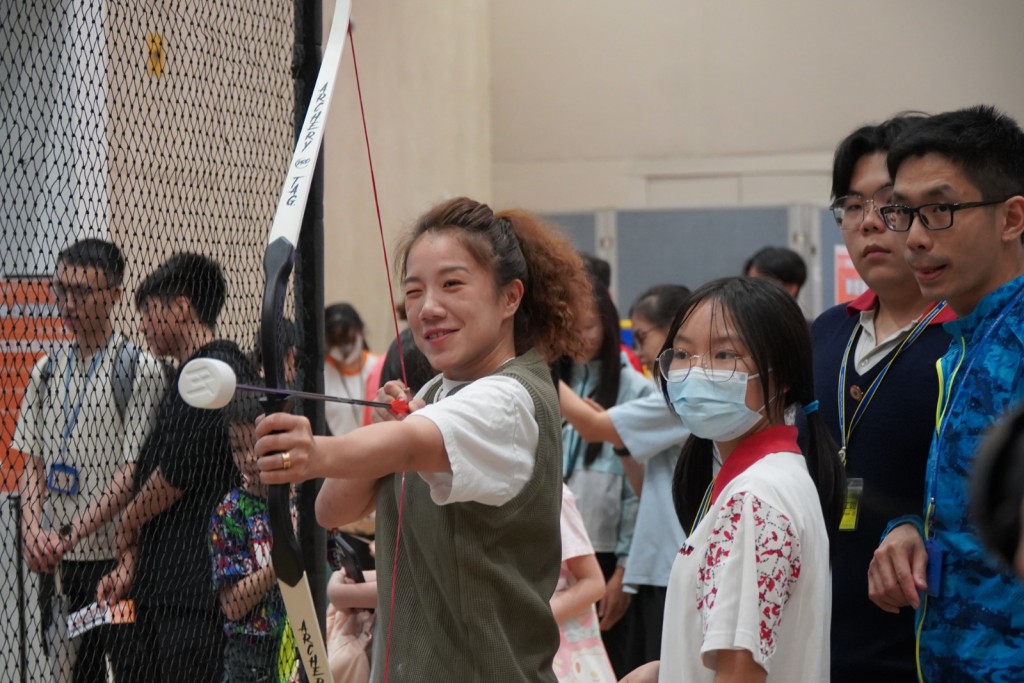 黃蘊瑤亦即場試玩其中一項新興運動 - 攻防箭。 黃蘊瑤亦即場試玩其中一項新興運動 - 攻防箭。
