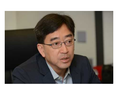 前食物及衞生局局長高永文認為大敵當前，醫護人員要團結一心抗疫。資料圖片