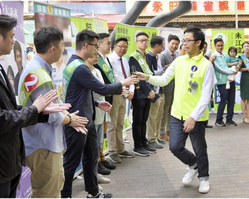 陳梓維(黃背心)宣布辭職,並在fb貼出臨別贈言。資料圖片
