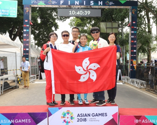 梁穎儀(右3)在公路單車女子20公里個人計時賽,為香港單車隊奪首面亞運獎牌。相片由港協暨奧委會提供