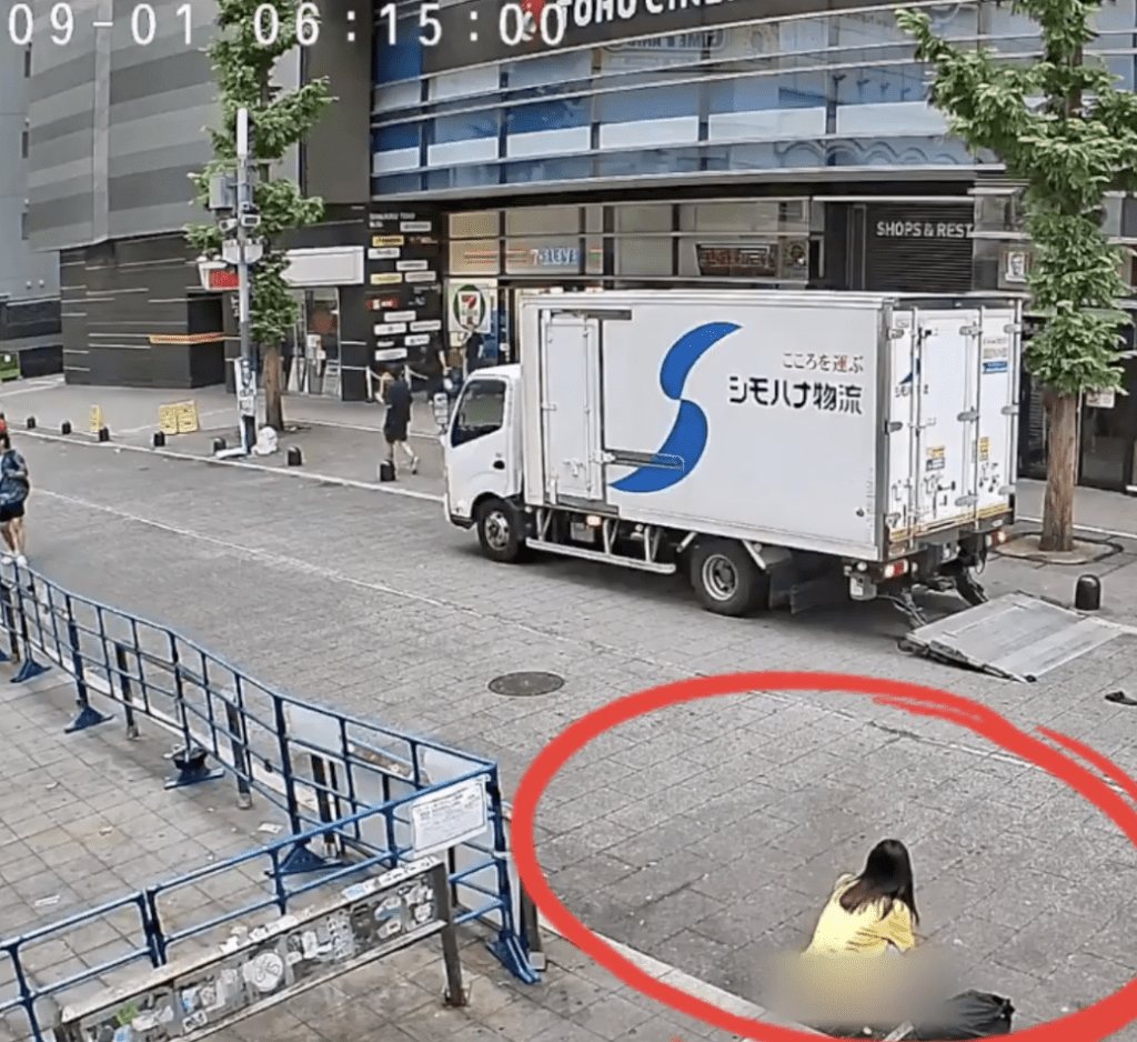 女子褪下短裤和内裤后蹲下，历时约两分钟。