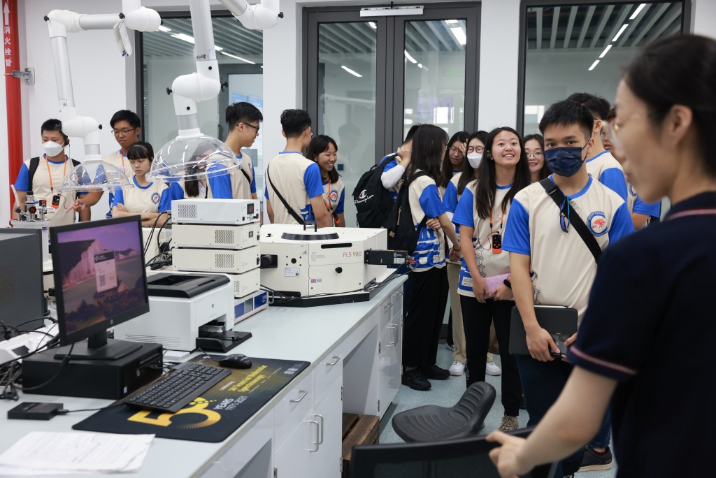 青年学员走访中国西部科技创新港，了解国家先进科技。政府新闻处