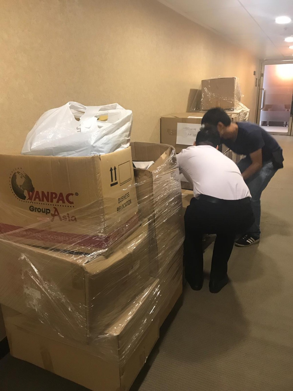 多箱物资被搬出走廊。