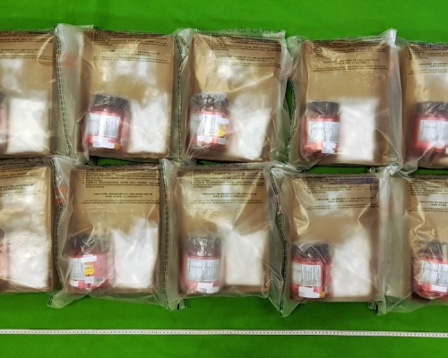 海關在機場檢獲懷疑海洛英及可卡因,市值共約1400萬元。海關圖片
