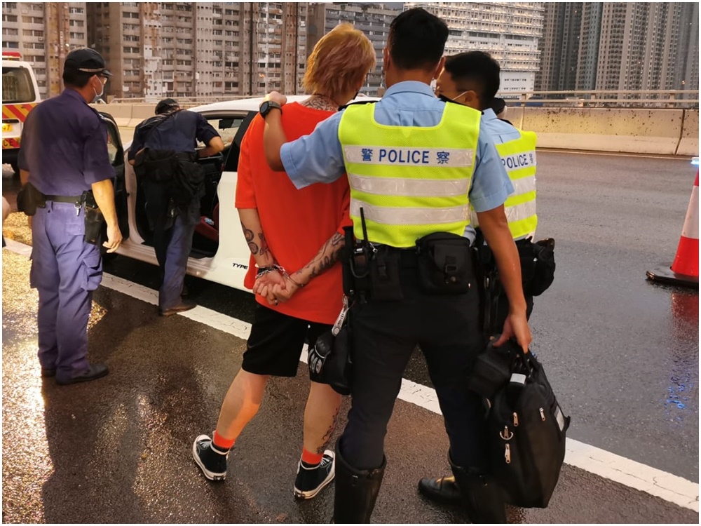 警方採取行動。