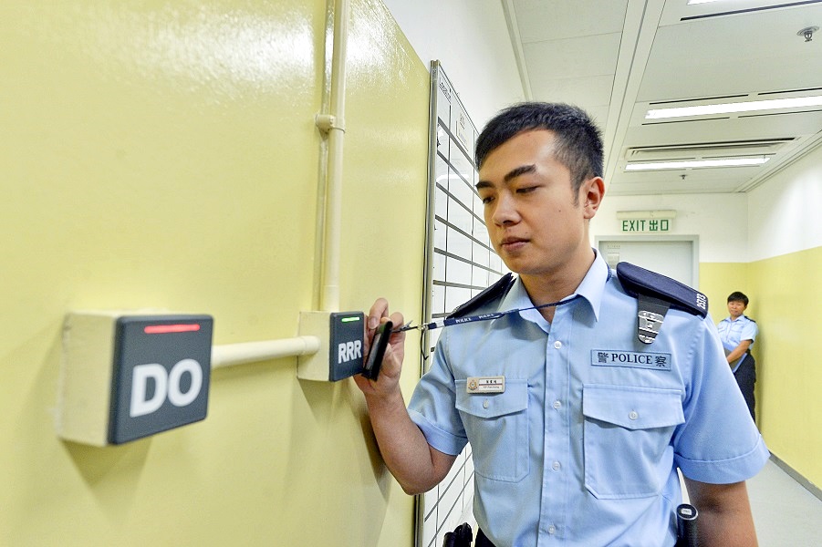 警方開始試用電子羈留室巡查及警示系統。郭顯熙攝