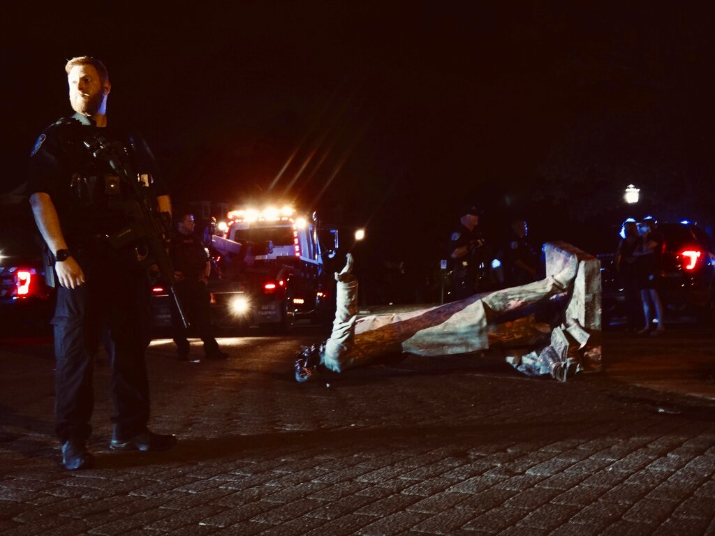 當時有警察在場，但沒有干涉。AP