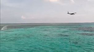 早前菲律賓以空投方式向擱淺在仁愛礁的「馬德雷山號」補給。影片截圖