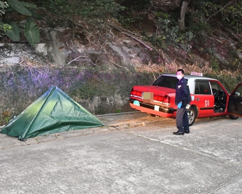 的士司機遺體被帳篷暫時覆蓋，等待移走。