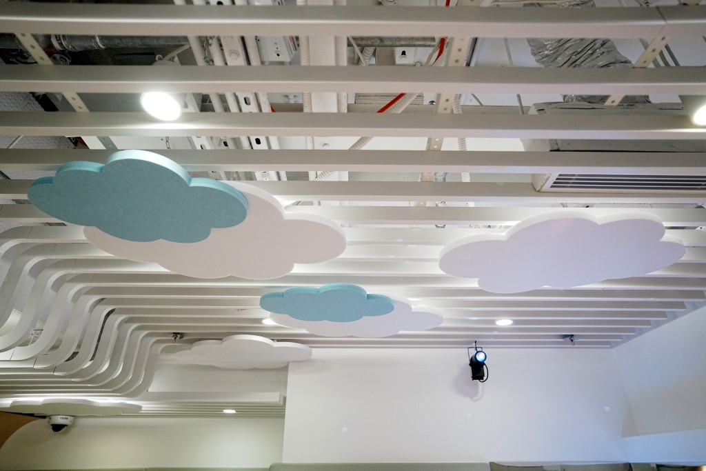 房間內用上柔和的暖色燈光,使用者亦可調節光暗。 房間內用上柔和的暖色燈光,使用者亦可調節光暗。