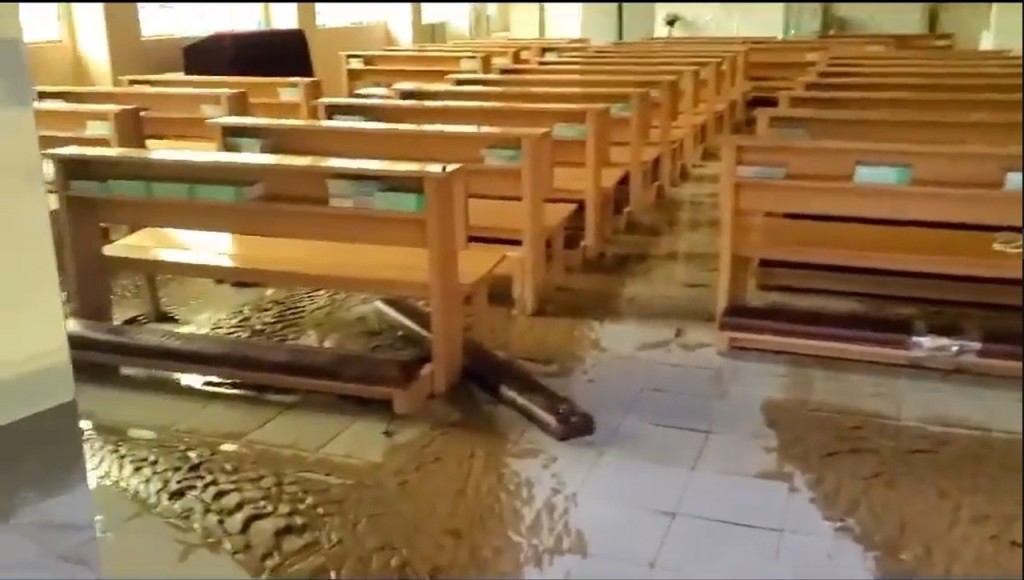 小圣堂在暴雨期间水浸，地面一片泥泞。  网上图片