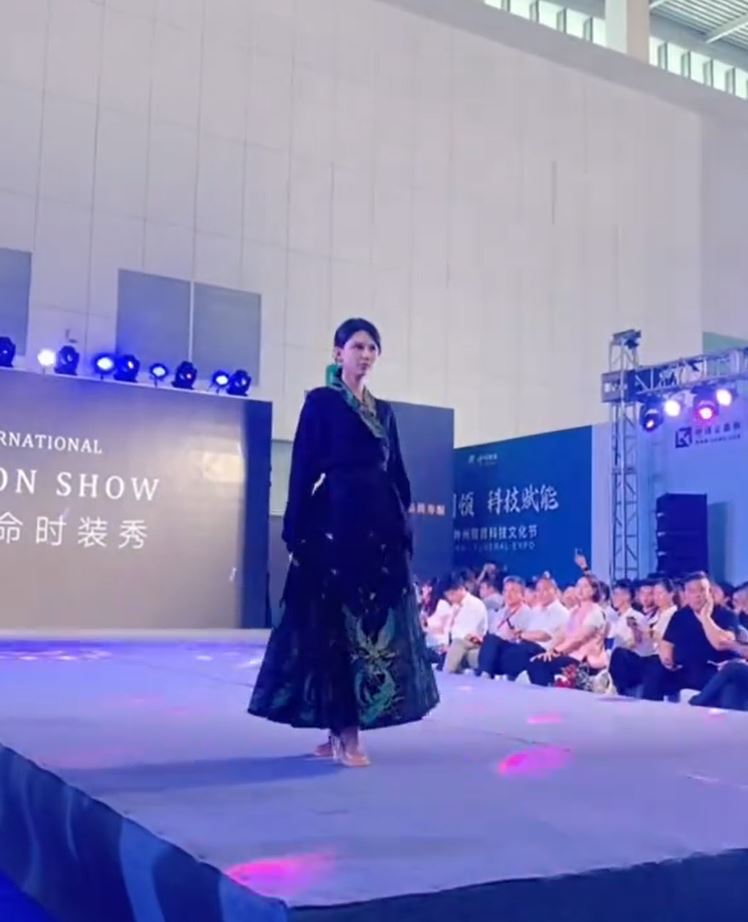 天津举行的寿衣时装骚惹起网民热议。