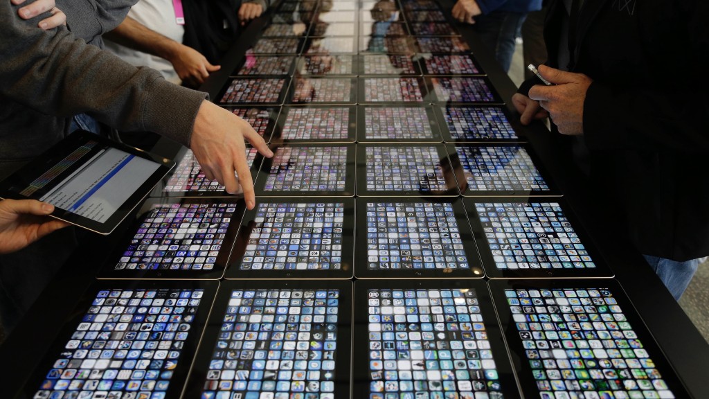 开发人员在苹果全球开发者大会，查看iPad上展示的新应用程式。 美联社