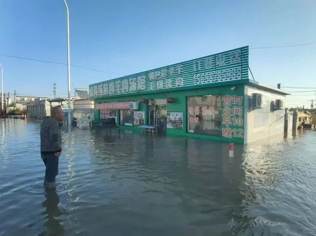 遼寧盤錦海水倒灌情況較為嚴重。影片截圖