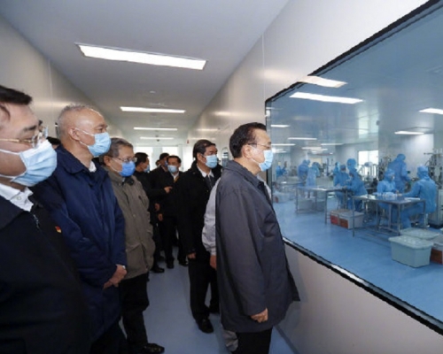 李克強在北京視察口罩生產情況。中國政府網