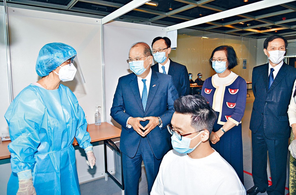 政務司司長張建宗率領食物及生局局長陳肇始、公務員事務局局長聶德權等人到深圳。