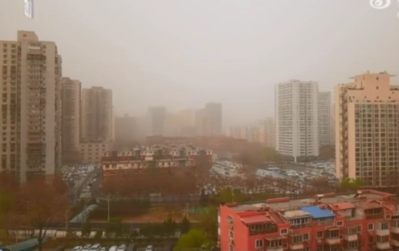北京市内出现黄沙漫天。网图
