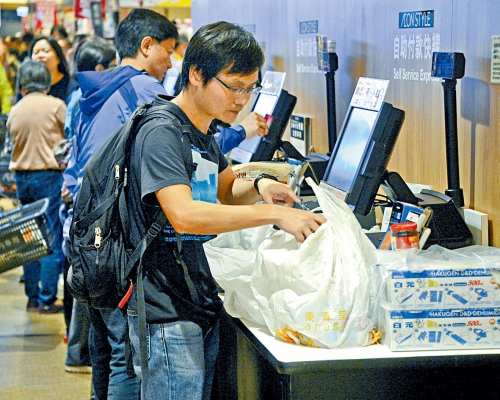 團體調查發現，若膠袋稅增至一元，會拿取的人減至兩成半。