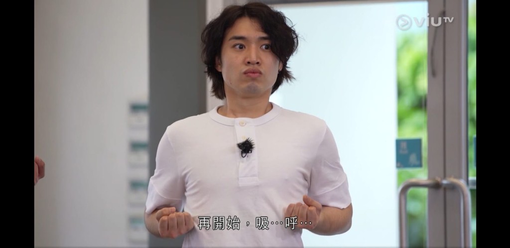 Jer企圖忍笑。