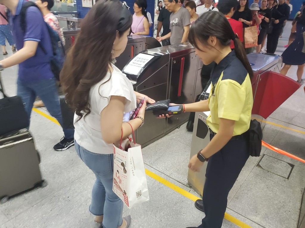 有使用八達通入閘的市民，需由職員持機才可入閘。 梁國峰攝