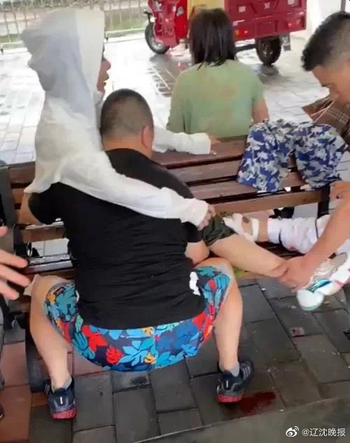 多名游客在玻璃栈道设施附近倒地接受救援。(网图)