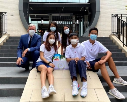 漢基國際學校校長Mr. Sean Lynch（後排左一）很支持學生參與校外比賽。五位負責創作「Ambrosiia」的隊員，包括黃寧靜、陳建廷、鄭淳智（前排左一至左三）、關焯妍和隊長鄧曉文（後排左二及左三）對企劃亦十分有信心。