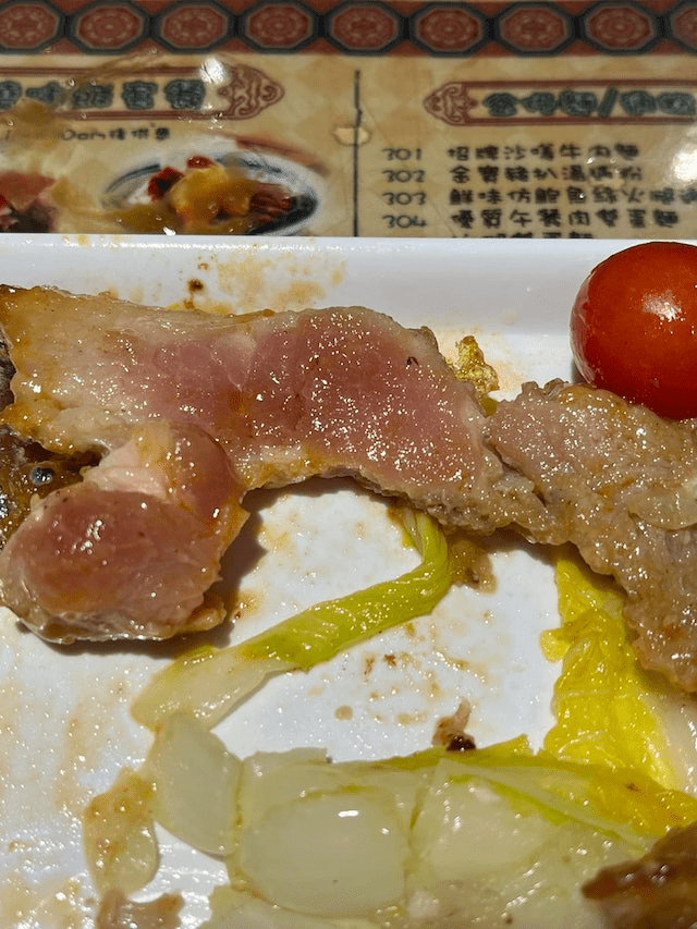事主在茶餐廳用餐時發現晚餐內的豬扒未完全煮熟。（圖片來源：Facebook@香港茶餐廳及美食關注組）