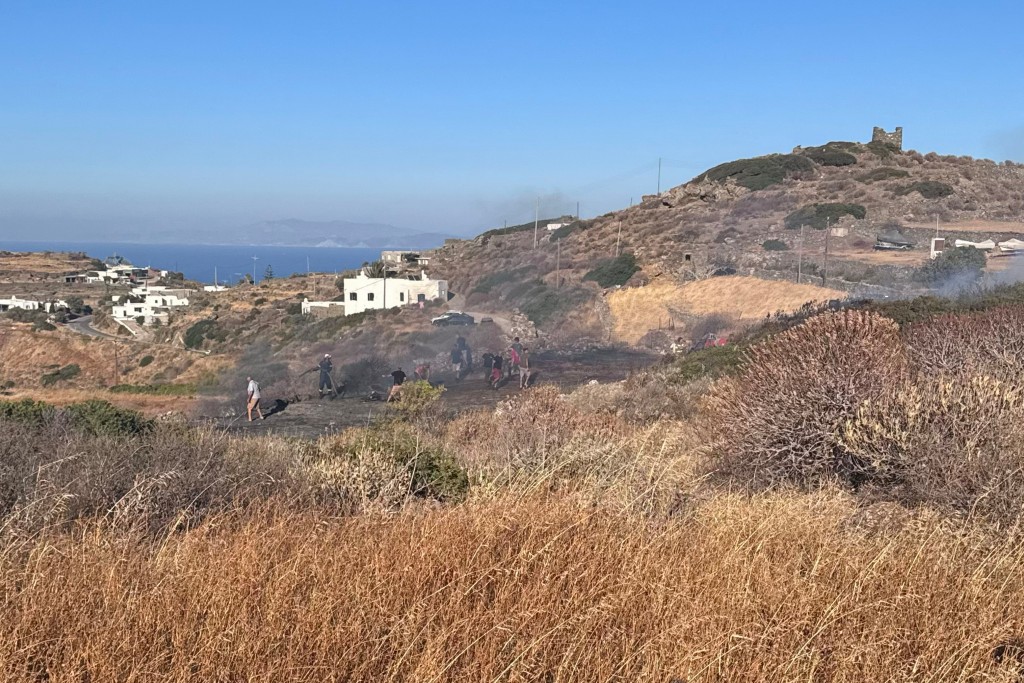 直升機在山坡上墜毀。路透社