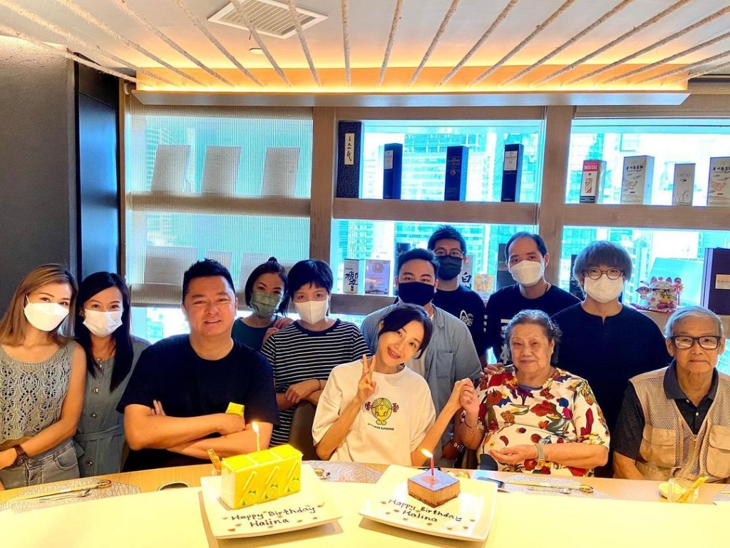 谭小环去年生日与家人庆祝。