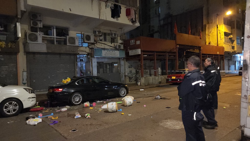 深水埗非籍男童疑被独留家中 窗口狂掟玩具击毁宝马 母亲被捕。黎志伟摄