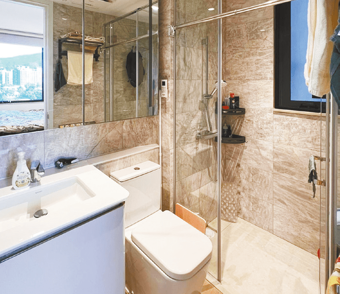 浴室设有镜柜及洗手盆柜，方便收纳日常用品。