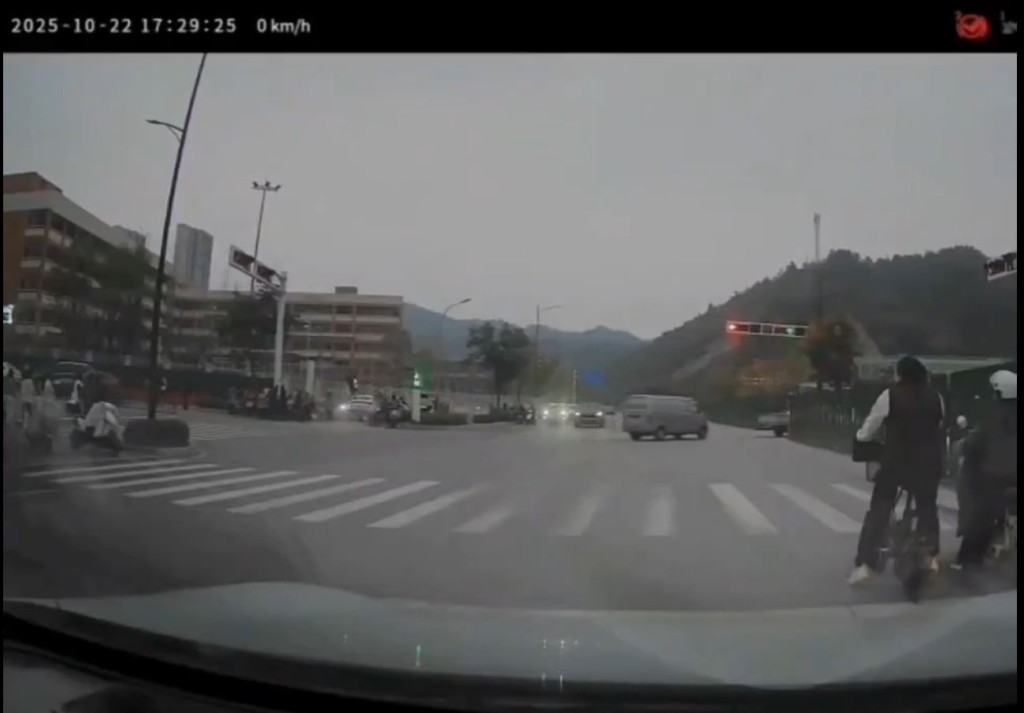 白色私家車撞入等過馬路的人群，造成嚴重傷亡。Ｘ