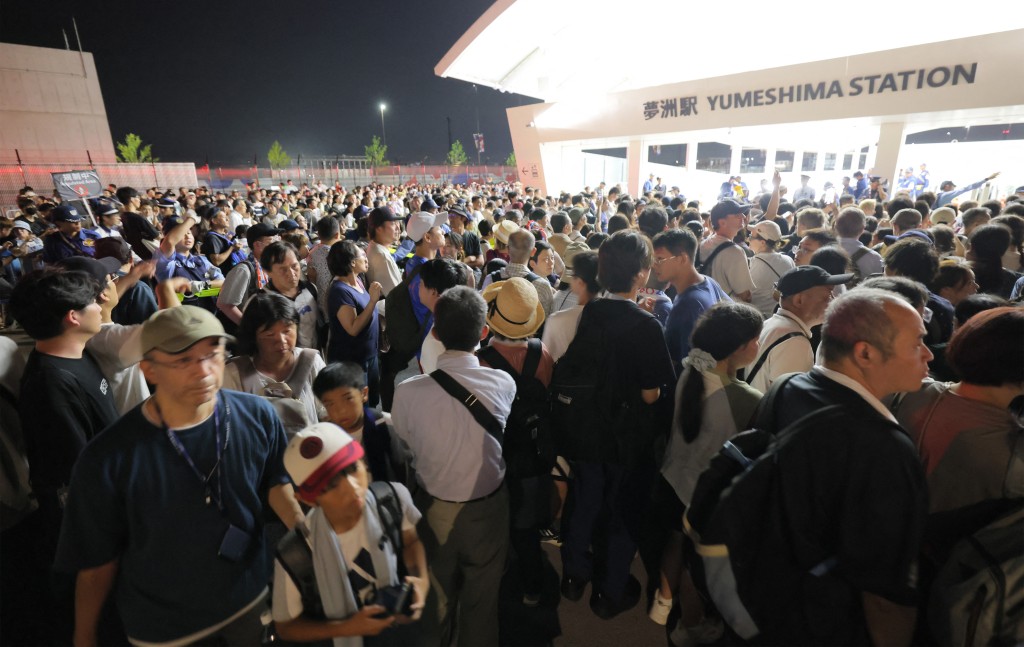 地铁故障停运，大批游客被迫在世博会场露宿。法新社